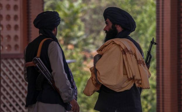 Dos milicianos talibanes, armados con fusiles de asalto AK-47./EFE