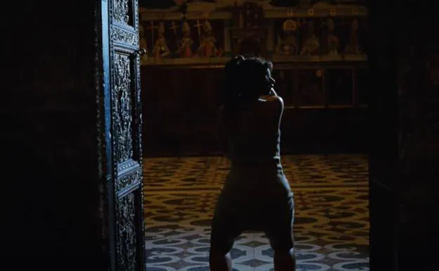Una de las escenas del vídeo de C. Tangana, grabado en el interior de la catedral de Toledo./RC