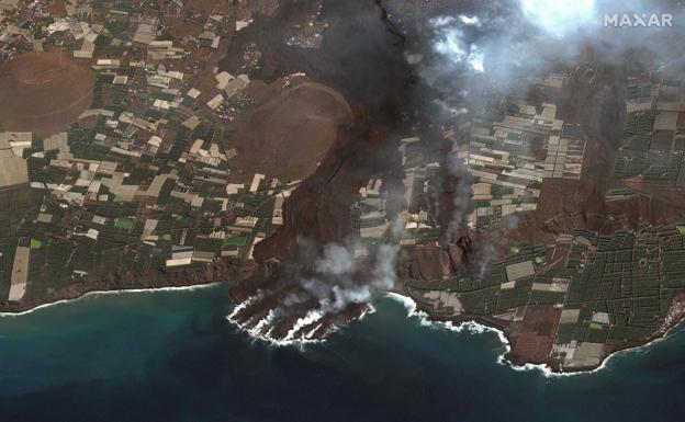 Las coladas de lava que no han cesado de descender desde el volcán de La Palma están formando una enorme fajana (o delta)./AFP