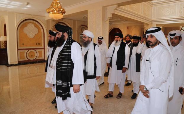 Los miembros de la delegación de los talibanes a su llegada el martes a Doha, la capital de Catar, para una reunión con diplomáticos extranjeros./AFP