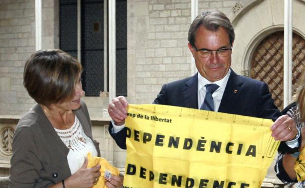 Mas muestra tras la diada de 2013 un cartel por la independencia de Cataluña. /EFE