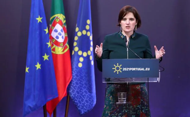 La ministra de Estado para la Presidencia, Mariana Vieira da Silva, atiende a la prensa. /EFE
