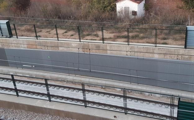 Ubicación de las vías en una fotografía tomada desde una vivienda de El Crucero.