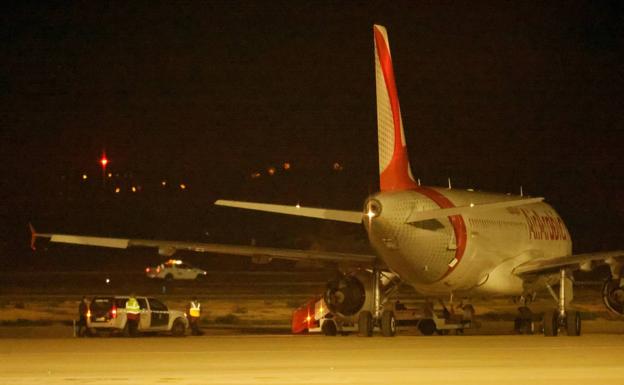 El avión que tuvo que aterrizar de emergencia en el aeropuerto de Palma/efe