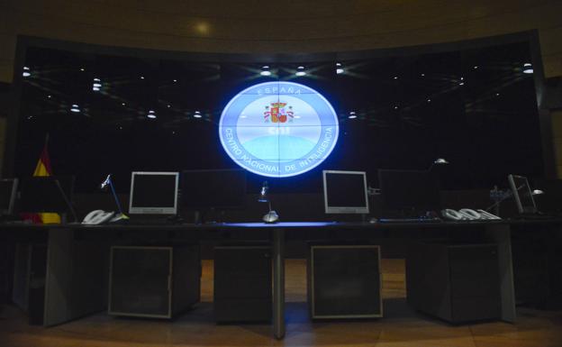 Imagen de unas de las salas de control del CNI en su sede central en Madrid./Amaya Balanyarma