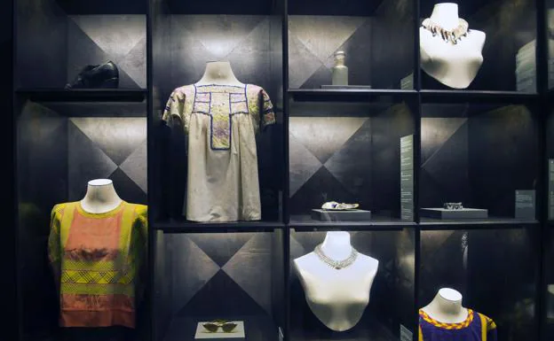 Blusas huipiles regionales, joyas y zapatos usados ​​por la pintora mexicana Frida Khalo se exhiben en su museo en la Ciudad de México./AFP