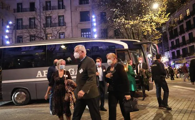 Los empresarios de la ERT llegan a una cena en el edificio de la Diputación. /maika salguero