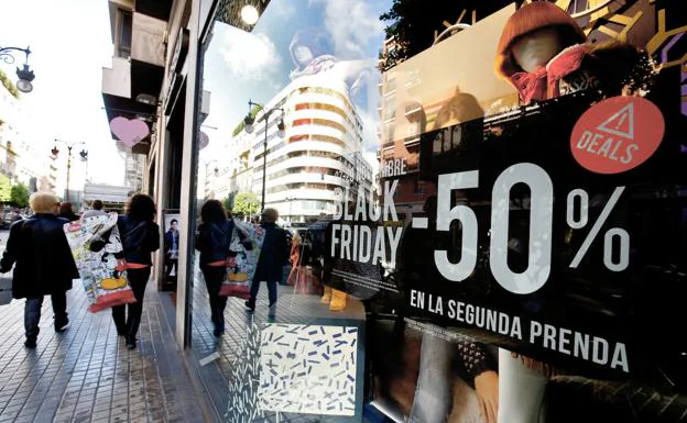 Una tienda exhibe publicidad del 'Black Friday'. /rober solana