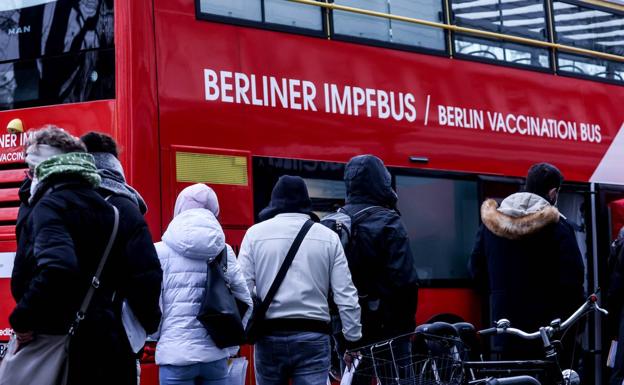 Impfbus auf den Straßen von Berlin.