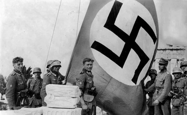 Izado de la bandera nazi durante la ocupación de Grecia. /r. c.