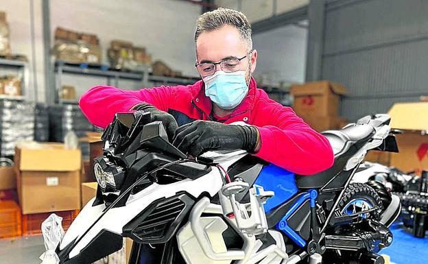 Un operario monta una réplica de una BMW GS Adventure. /a. domínguez