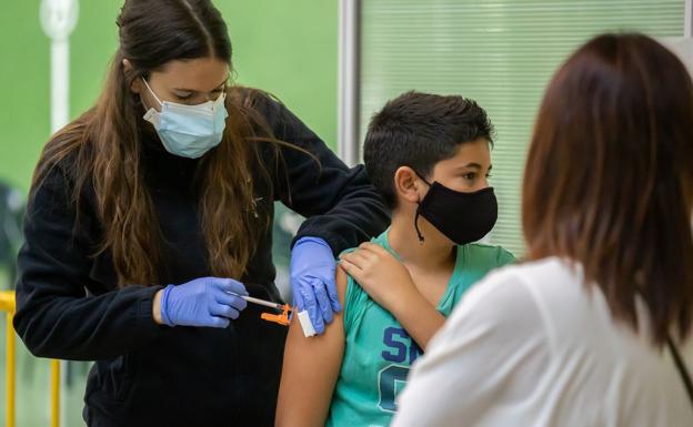 A nurse vaccinates a minor against Covid-19 in Ciudad Rodrigo (Salamanca).