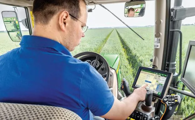 Un agricultor en un tractor equipado con tecnología digital. /R. C.