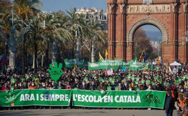 La cabecera de la manifestación de Barcelona contra el fallo del 25% de castellano. /EP