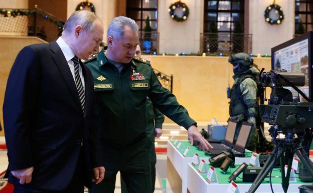 Vladímir Putin y el ministro de Defensa ruso, Serguéi Shoigú, en una exhibición de material militar. /AFP