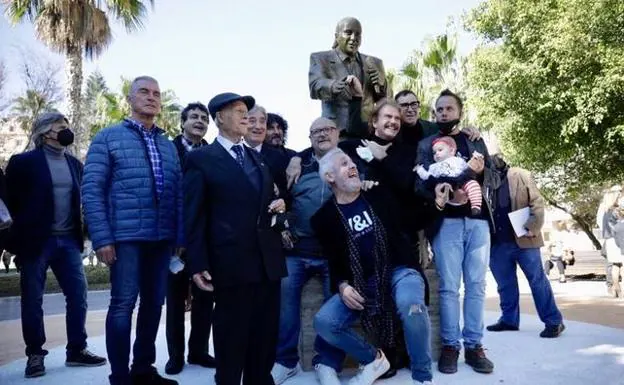 Familiares y amigos de Chiquito de la Calzada posan este miércoles con su escultura en Málaga./P. J. queiro