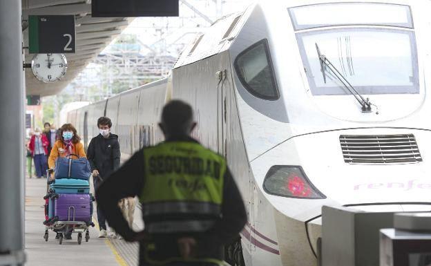 Pasajeros de un tren Alvia procedente de León a su llegada a la estación de provisional de Sanz Crespo, en Gijón. /DAMIÁN ARIENZA