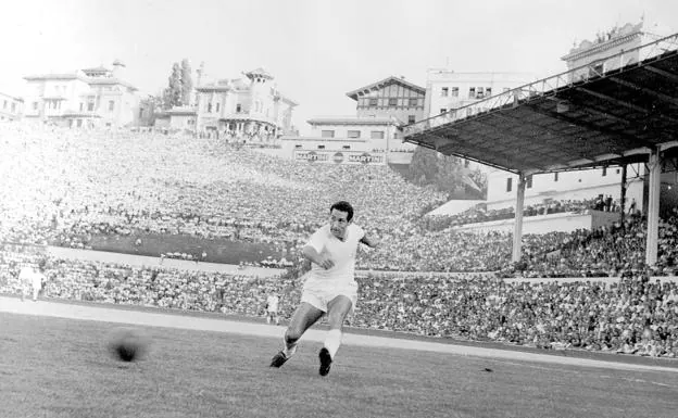 Gento, en 1960 durante un partido contra el Atlético de Madrid.