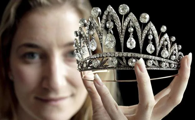 Una empleada de la casa Christie's muestra una tiara de Maria Gabriela de Saboya.