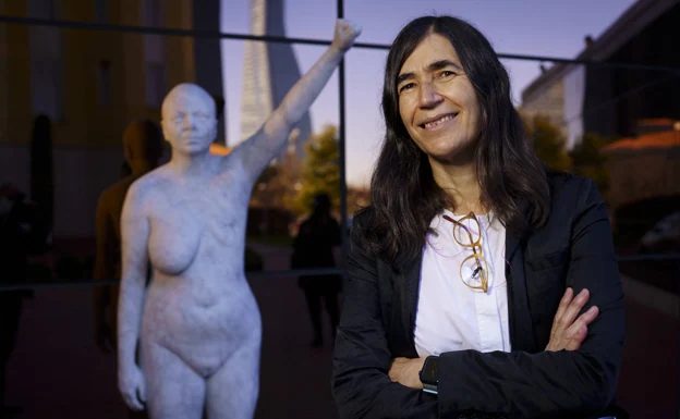 María Blasco, delante de una estatua que representa a una mujer mastectomizada. /JOSÉ RAMÓN LADRA