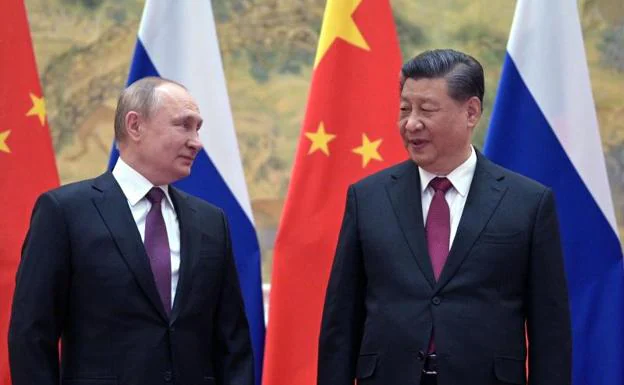 Putin y Xi escenificaron en Pekín las buenas relaciones que mantienen sus gobiernos. /AFP