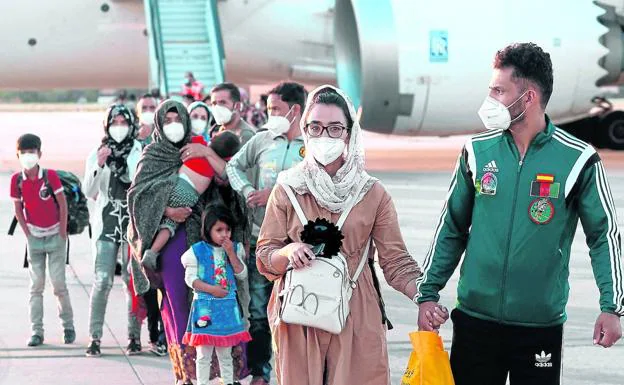 Decenas de afganos desembarcan en Torrejón de Ardoz en el segundo vuelo de la 'operación Antígona' el pasado 20 de agosto.