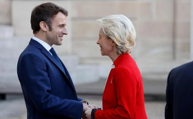 Macron saluda a la presidenta de presidenta de la Comisión Europea, Ursula von der Leyen, antes de una reunión./AFP