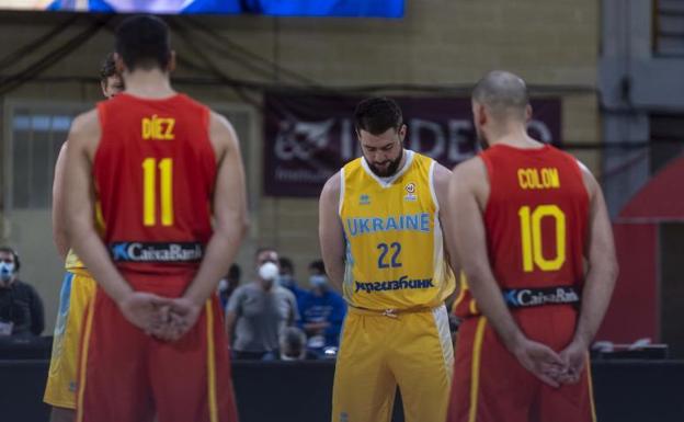 Jugadores de la selecciones de España y Ucrania guardan un minuto de silencio en protesta ante el ataque de Rusia a su vecino. /Rafa Alcaide (Efe)