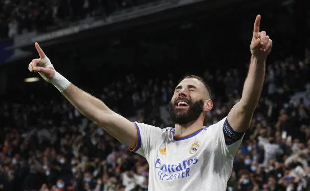 Karim Benzema celebra su tercer y decisivo gol al PSG que dio la vuelta a la eliminatoria de Champions./Reuters