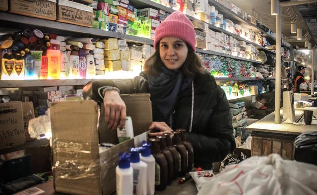 Voluntaria. Anna, de 27 años, oriunda de los Urales, distribuye género humanitario en el mercado del Dragón Rojo.