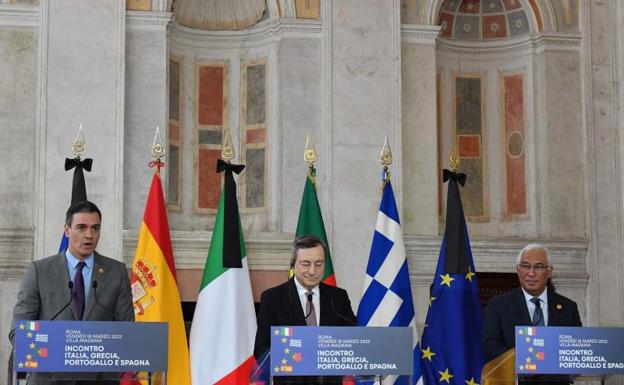 O Presidente do Governo Espanhol, Pedro Sánchez, o Presidente do Governo Italiano, Mario Draghi, e o Presidente do Governo Português, Marcelo Rebelo de Sousa.