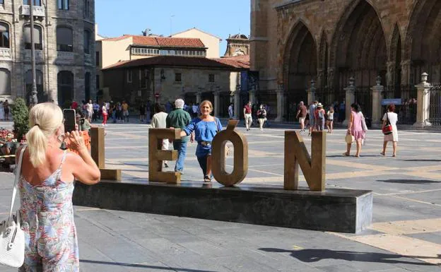 Turistas se hacen fotografías en la plaza de Regla. /