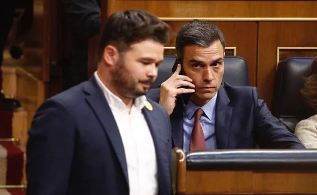 El presidente contempla al portavoz de ERC, Gabriel Rufián, en el Congreso. /EP