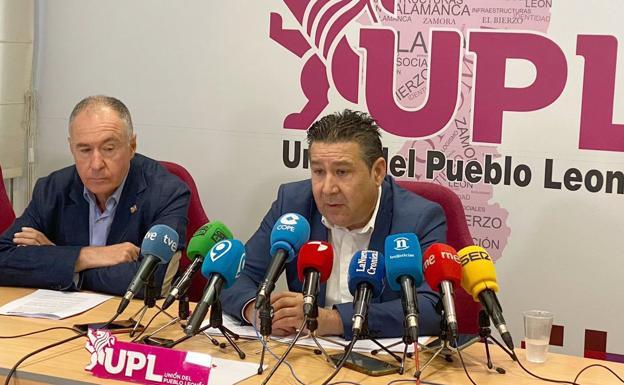 Luis Mariano Santos, este martes, durante la rueda de prensa en la sede de UPL acompañado por Eduardo López Sendino/I. Santos