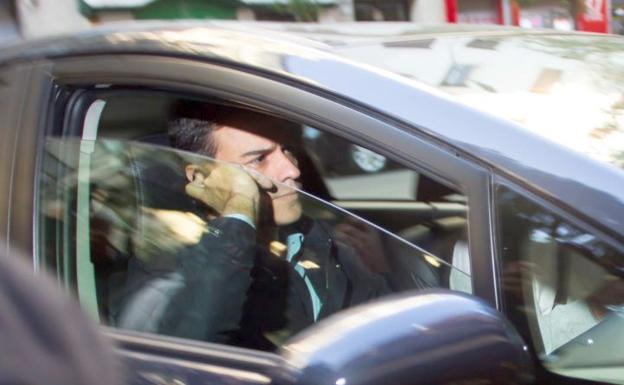 Pedro Sánchez, durante un desplazamiento en vehículo oficial. /