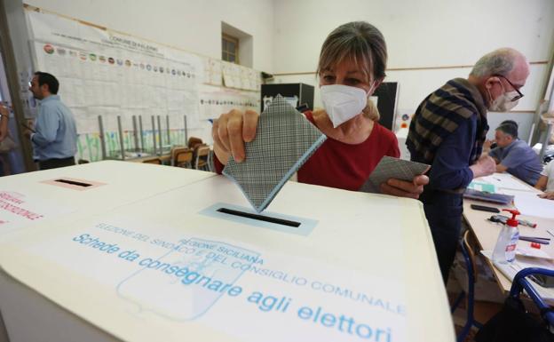 Una donna vota alle elezioni comunali in Italia.