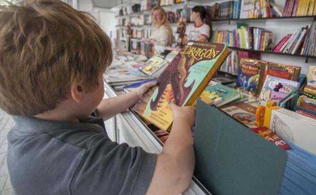 A child picks up a copy at the León Book Fair.