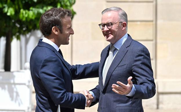 Le président français Emmanuel Macron et le Premier ministre australien Anthony Albanese se serrent la main vendredi à Paris.