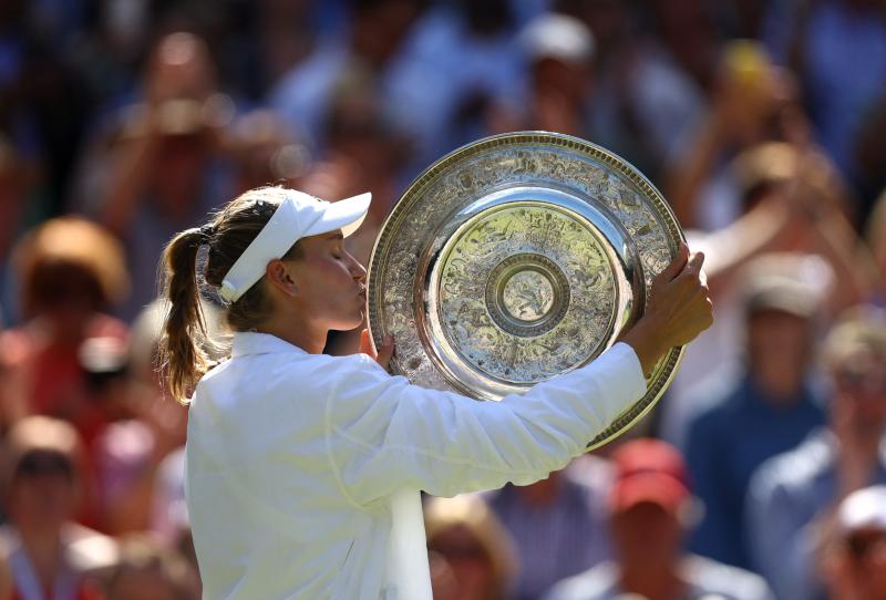 Yelena Rybákina besa el trofeo que le acredita como campeona de Wimbledon en esta presente edición./Reuters