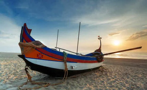 Barca varada en una playa de Aveiro./
