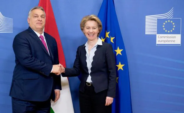 Orbán y Von der Leyen se saludan durante una sesión de la Comisión Europea. /Etienne Ansotte/DPA