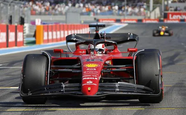 El Ferrari de Charles Leclerc saldrá el primero en el Gran Premio de Francia. /reuters