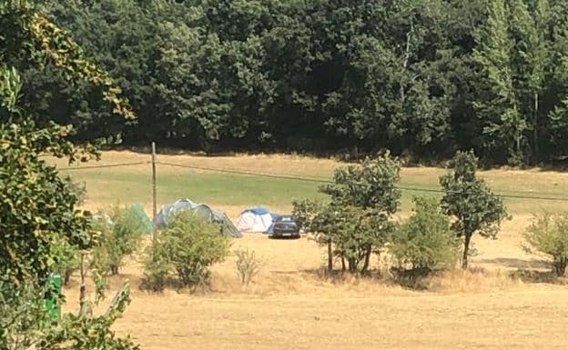 Imagen parcial de la finca donde se ha instalado el campamento.