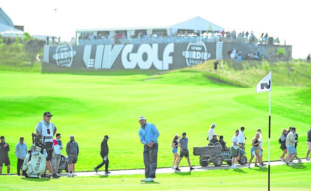 La primera prueba del LIV Golf Invitational Series, respaldada por las grandes fortunas saudís, ha sacudido los cimientos de esa disciplina y causado deserciones significativas con el reclamo de premios colosales.