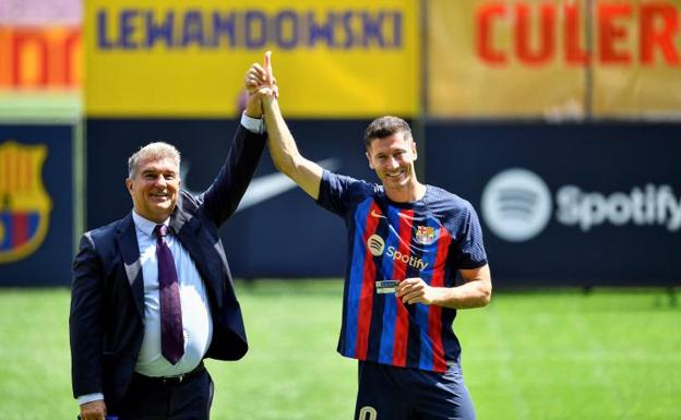 Joan Laporta y Robert Lewandowski, el gran fichaje del verano en la Liga. /afp