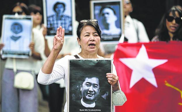 Varios manifestantes protestan en Berlín con fotos de cuatro activistas ejecutados por el Gobierno de Myanmar./EFE