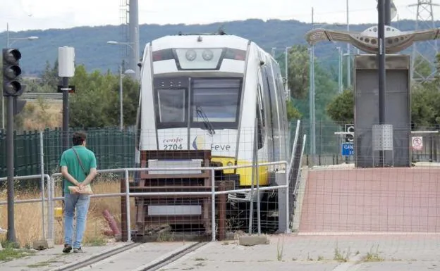 Imagen de una estación de Feve en el apeadero de la Universidad de León. /