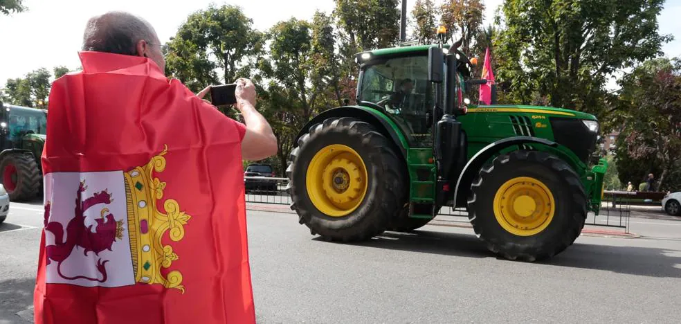 Demonstração de irrigantes em León |  Os irrigantes leoneses mostram na rua o seu repúdio à desembalagem da água para Portugal: “Até aqui chegamos”