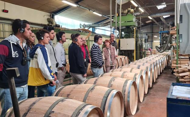 Les participants ont visité une tonnellerie de chêne français à Bordeaux. 