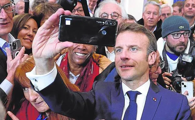 Macron se fotografía en el Congreso de Alcaldes, en París. /EFE